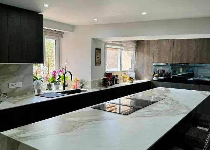 Pensión Le 24 Proche Du Futuroscope - Jacuzzi Compris 4*